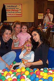 Erzi, Daniela mit Celina, Nani mit Anna im Bällchenbad des Kinderlands (Foto: Martin Schmitz)